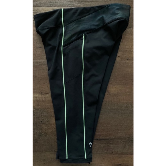 SOLD Ivivva Race To The Finish Line Crops Size 14 - Picture 5 of 13